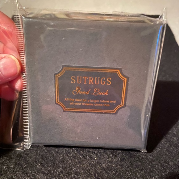 ✨Sutrugs Wooden Fishhook Earrings✨ NIB - Picture 2 of 4